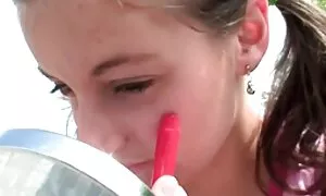 כוס שעיר קטנה בחוץ מ ...