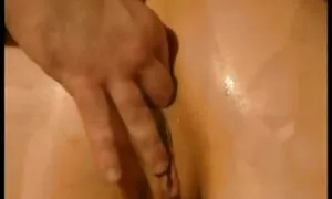 האישה צופה בפורנו אנ ...