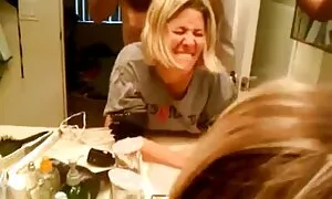 MILF שמה את זה בתחת  ...