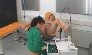 ילדה מקבלת אגרוף לתח ...