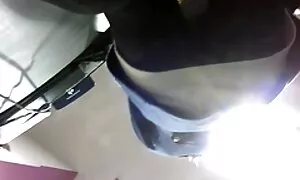 חצאית למעלה, תחת גדו ...